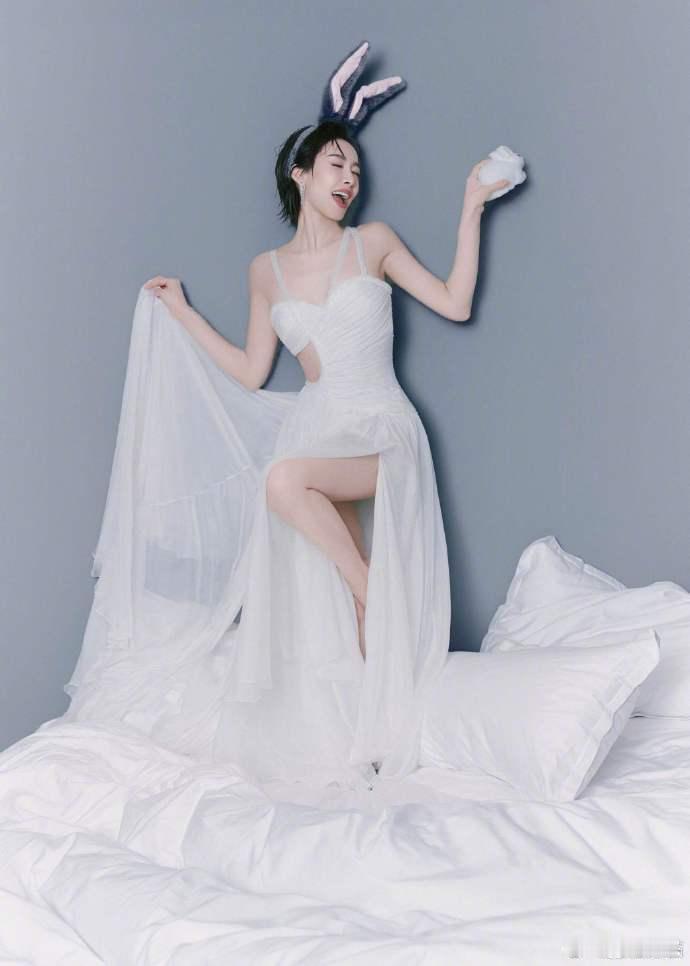 宋茜39岁生日状态 宋茜39岁生日照，超短发兔子耳朵，白裙好适合姐姐啊！39岁的