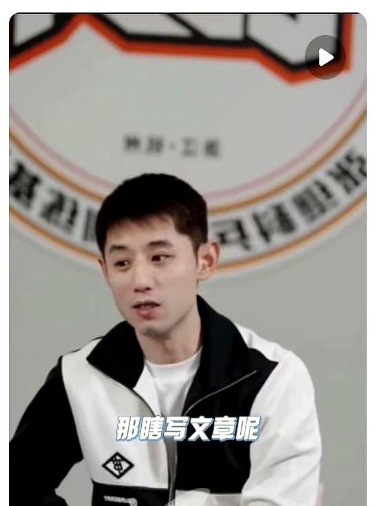 张继科最近直播说，下届全运会想打就能打。
 

他四次全运单打都没拿奖牌，最好成