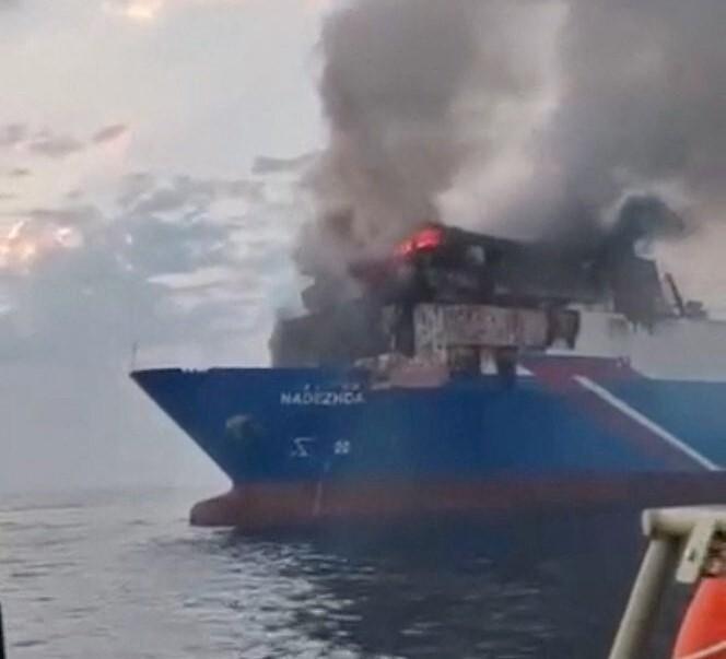 蹊跷！

黑海海域一艘货轮被无人机袭击，竟然不知道是谁发动了袭击，没人认领啊。