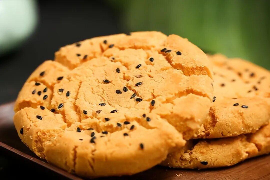 小时候吃不起，长大后不敢吃的零食——桃酥。
小时候出生在农村，在农村长大，以前最