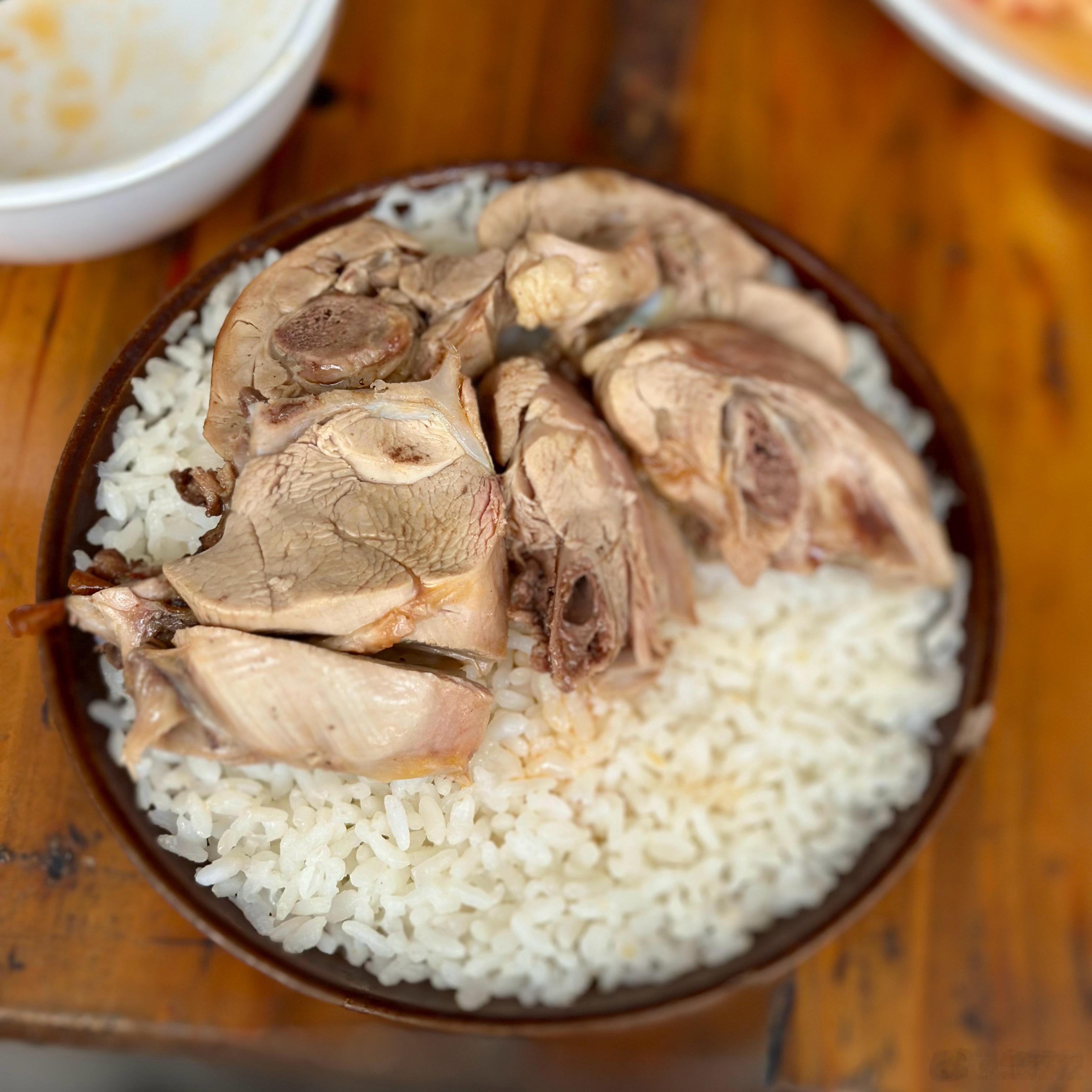 今天中午吃叶鸭子，我先搞一碗去皮鸭肉，保证干净蛋白质摄入，炒菜就浅尝辄止了。 成
