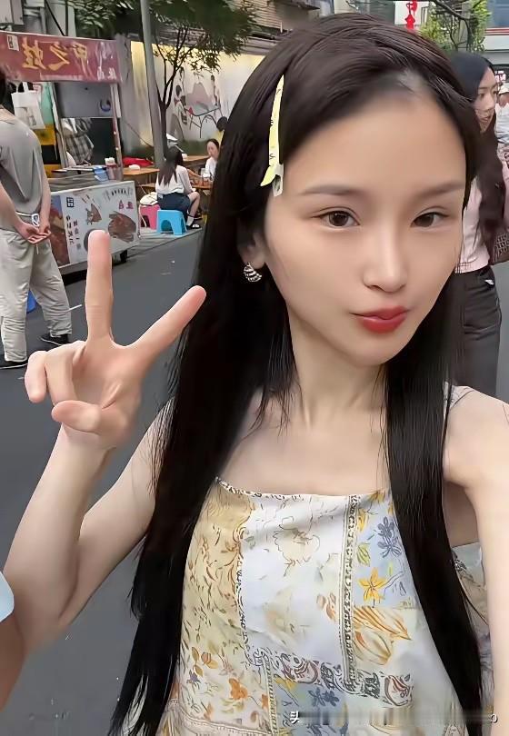 24岁百万吃播网红“莹莹”去世，家属已经发布讣告。知情人透露，她的离世和长期熬夜