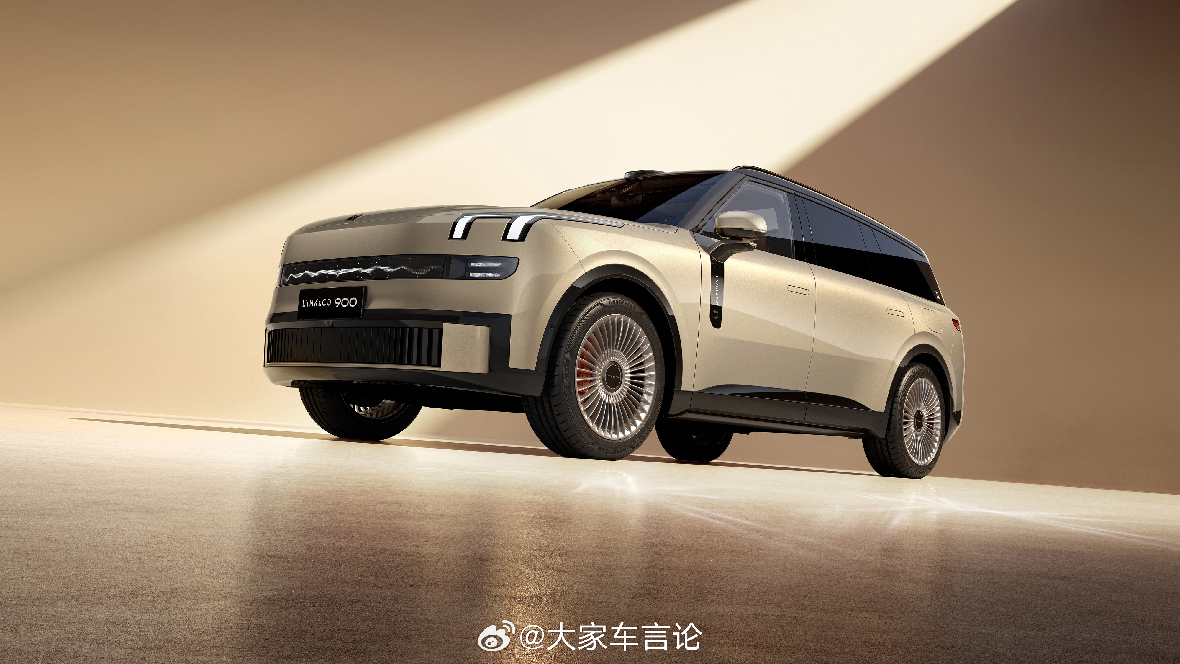 领克900大五座版本亮相，同时新增「日冕金」配色，这样一台5.2米的大型SUV大