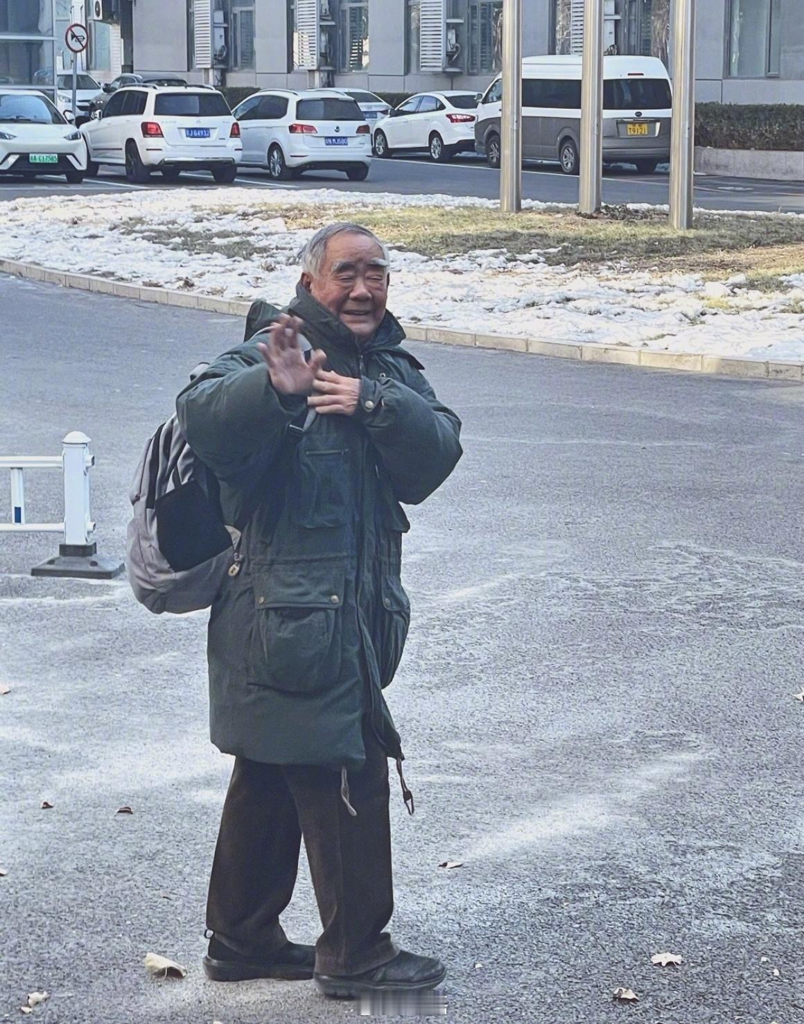 网友用手机抓拍到的汪景琇院士，80岁的人了，背个包来开会，散场后笑眯眯地挥手告别