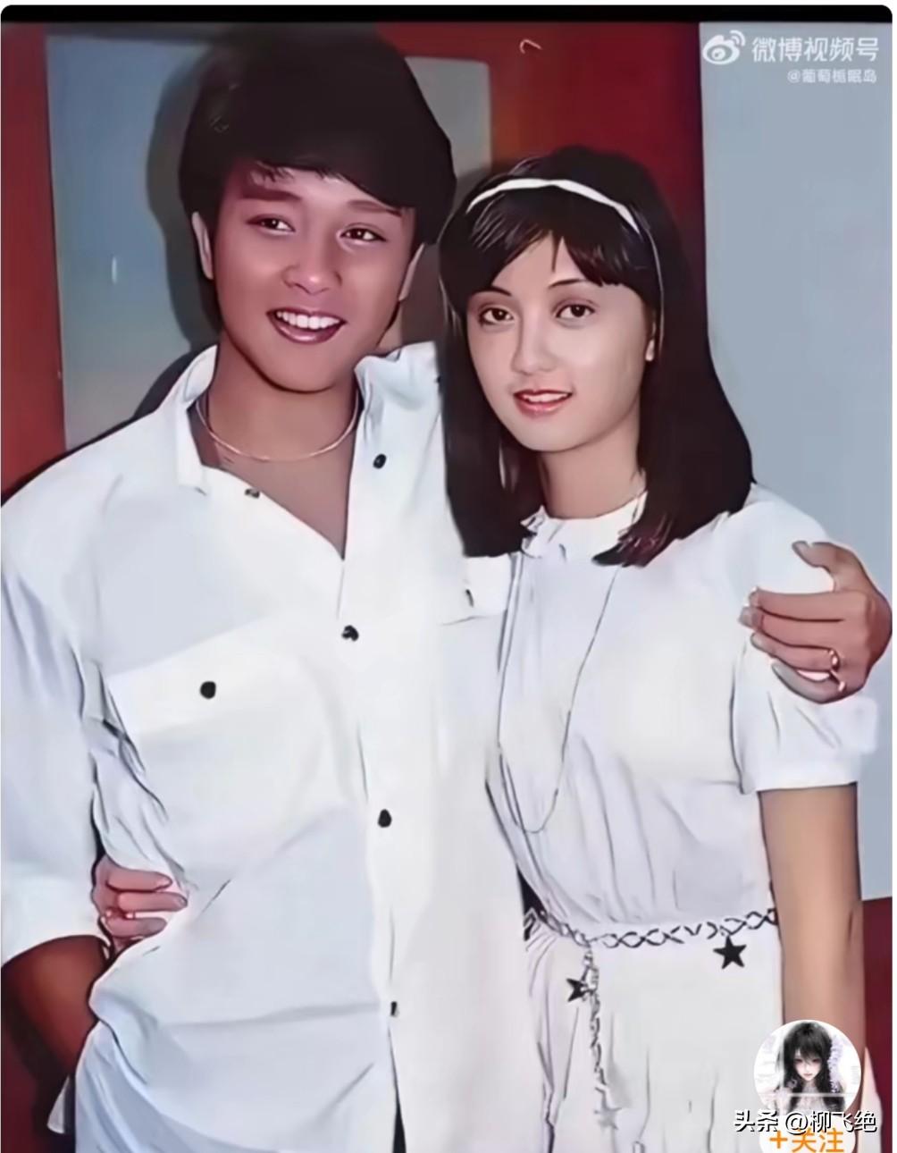 我觉得张国荣身边的美女一点儿都不像邓婕。
这张旧照片中的男主角是25岁的哥哥张国