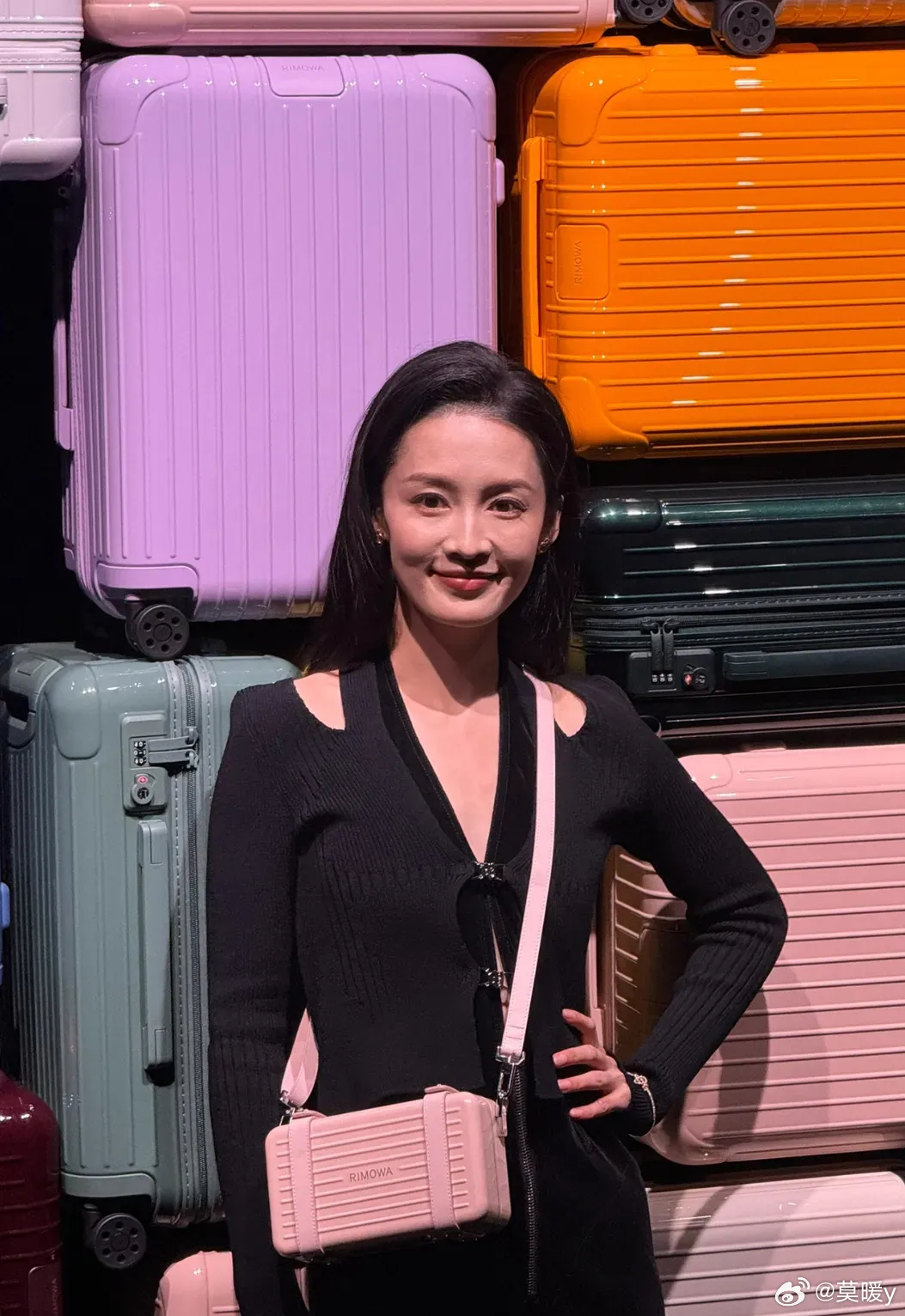 有粉丝上海偶遇李沁，本人好温柔好甜，死亡灯光下都好美，五官真的太好看了，李沁真的