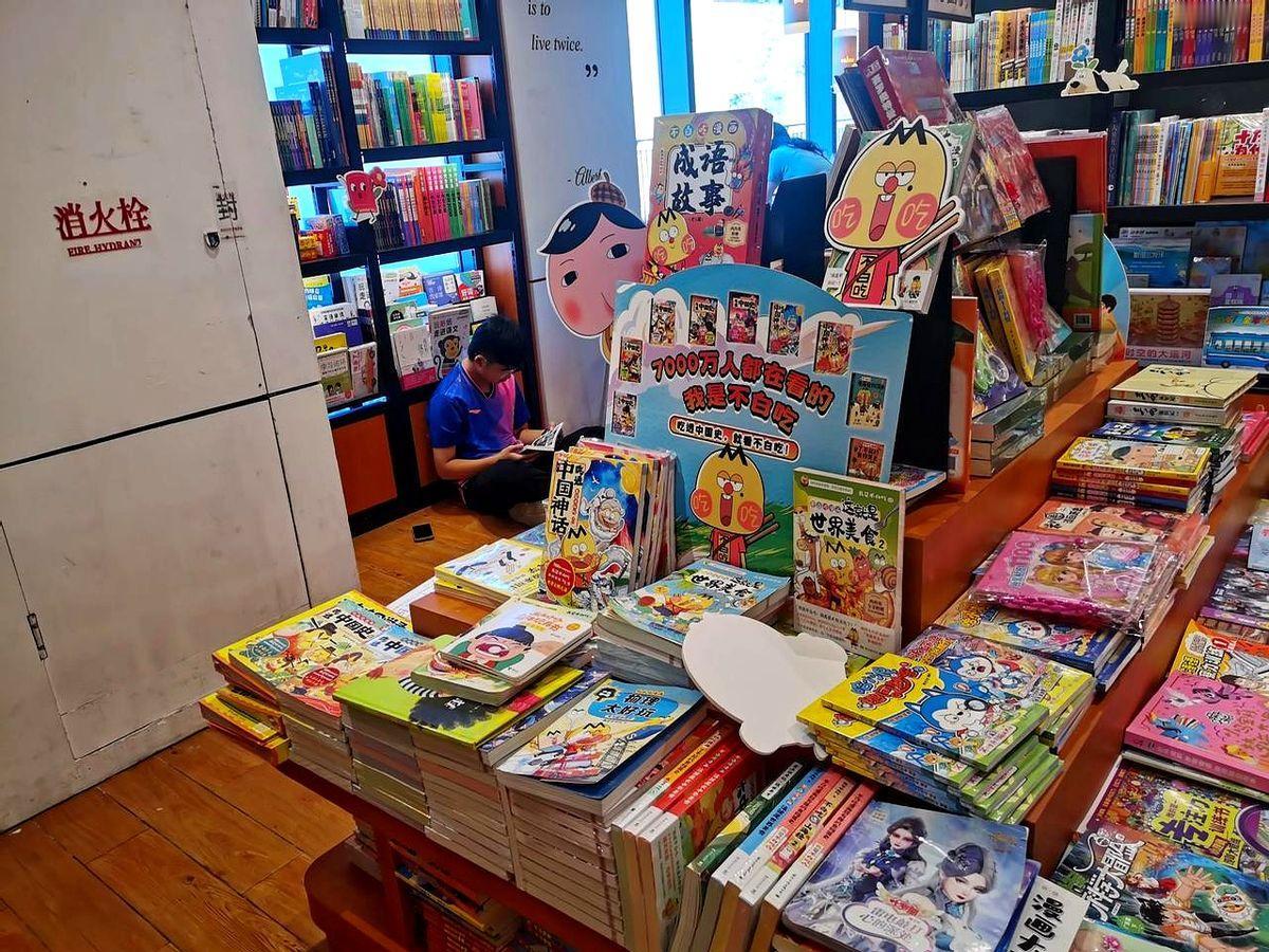 朋友是非京籍，孩子明年中考。

我以为他很快就会送孩子回老家上学，哪成想，人家铁