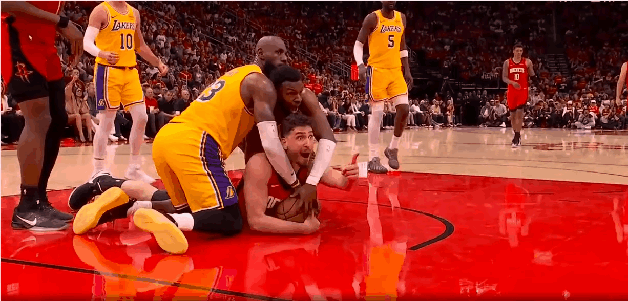 绝对世纪名场面，上阵父子兵的真实写照！建议詹姆斯把这张照片打印出来，做成一幅高清