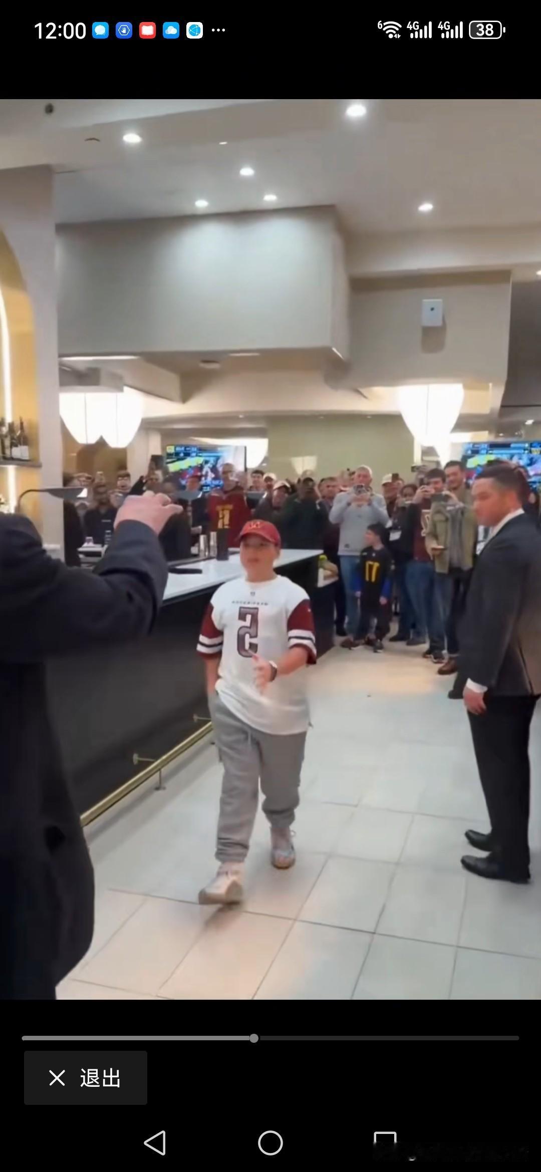 双手插口袋迎接，单手拿出来握手[赞]