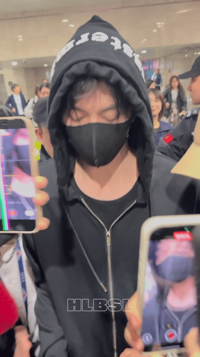 邓凯Kai邓凯机场被私生手机砸到了头邓凯机场被手机砸到了头邓凯机场被私生怼脸拍邓