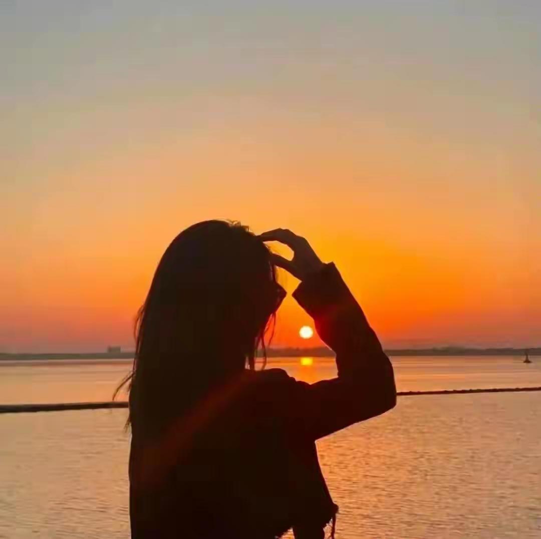 ☘️现代诗:《停泊》 
原创/首发


多少澄澈温柔的月光
在一汪浅滩里安放
月