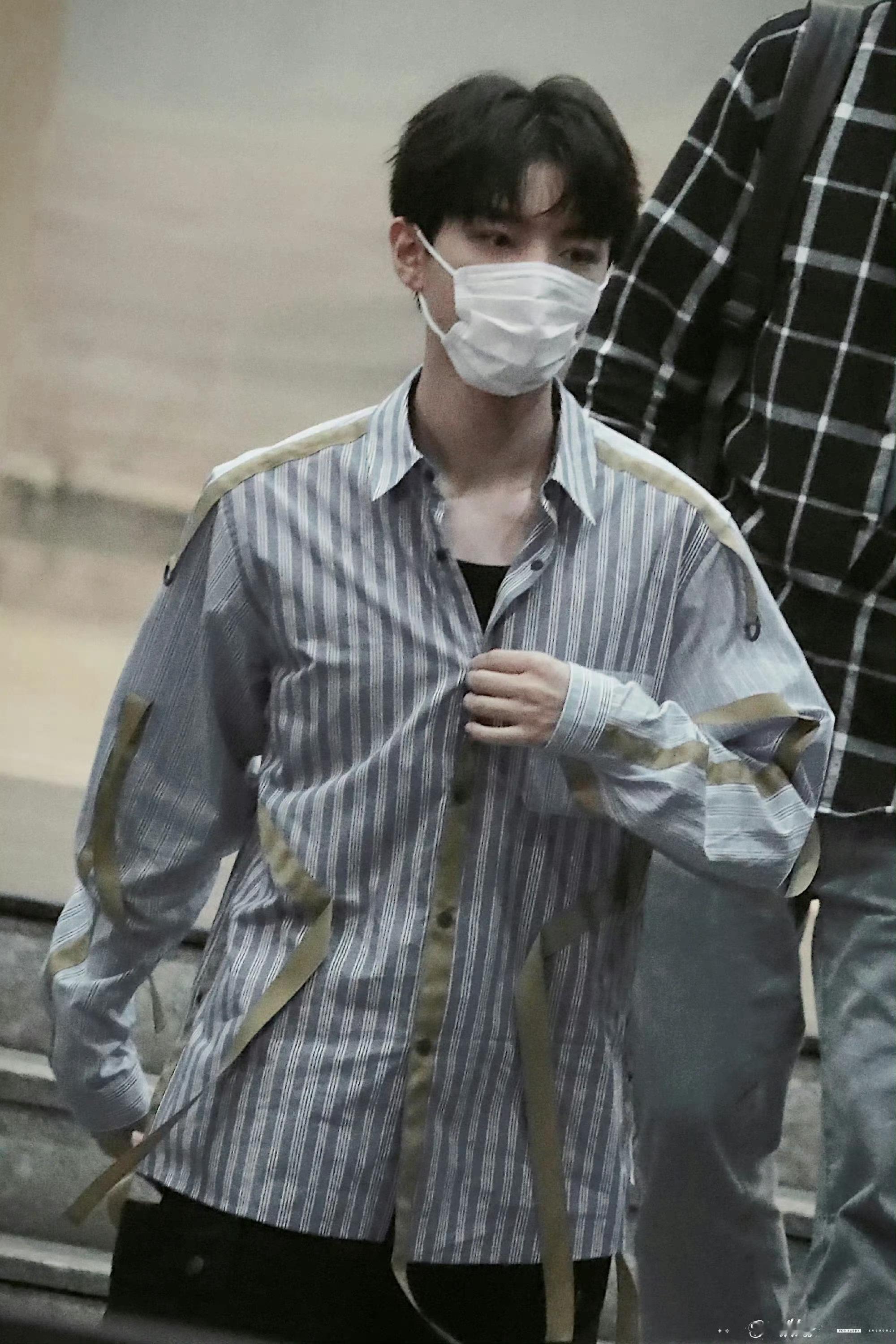 #王俊凯[超话]# 四年前今日快本上下班时的这套私服真的超级喜欢！解开两颗纽扣露