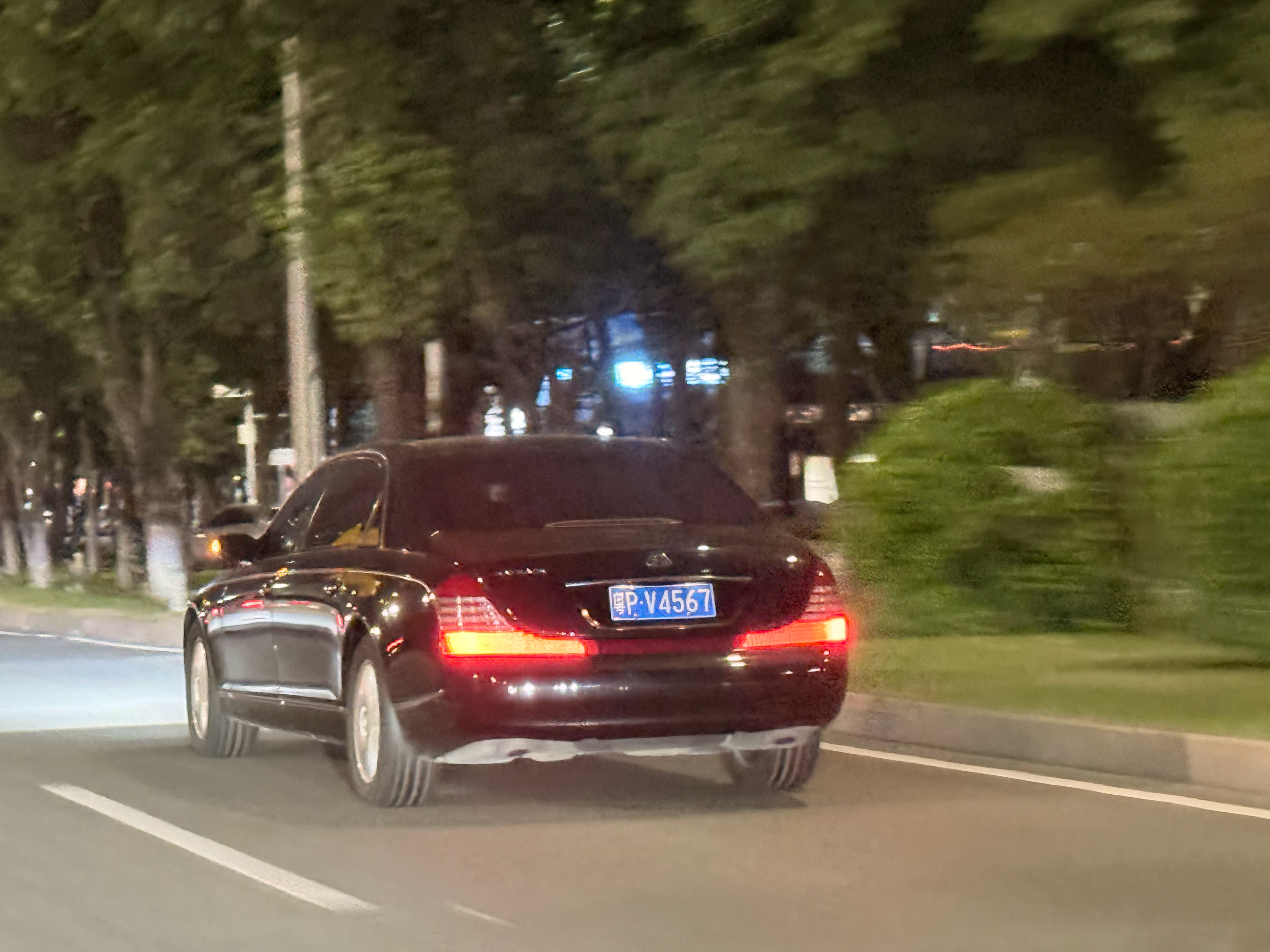 远远看着我就说这奔驰S级的尾灯咋这么奇怪原来不是S级也不是S级迈巴赫是真的迈巴赫