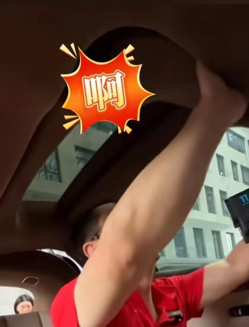 周鸿祎被车门夹手，回应笑翻众人

近日，科技圈大佬周鸿祎遭遇了一场小小的“意外”