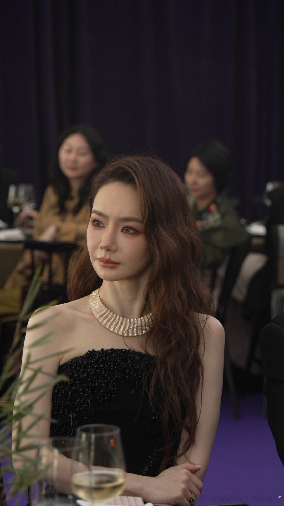赵涛李庚希戚薇戛纳同框戛纳红毯难得一见的绝美同框，三位女星各展风姿韵味十足。赵涛