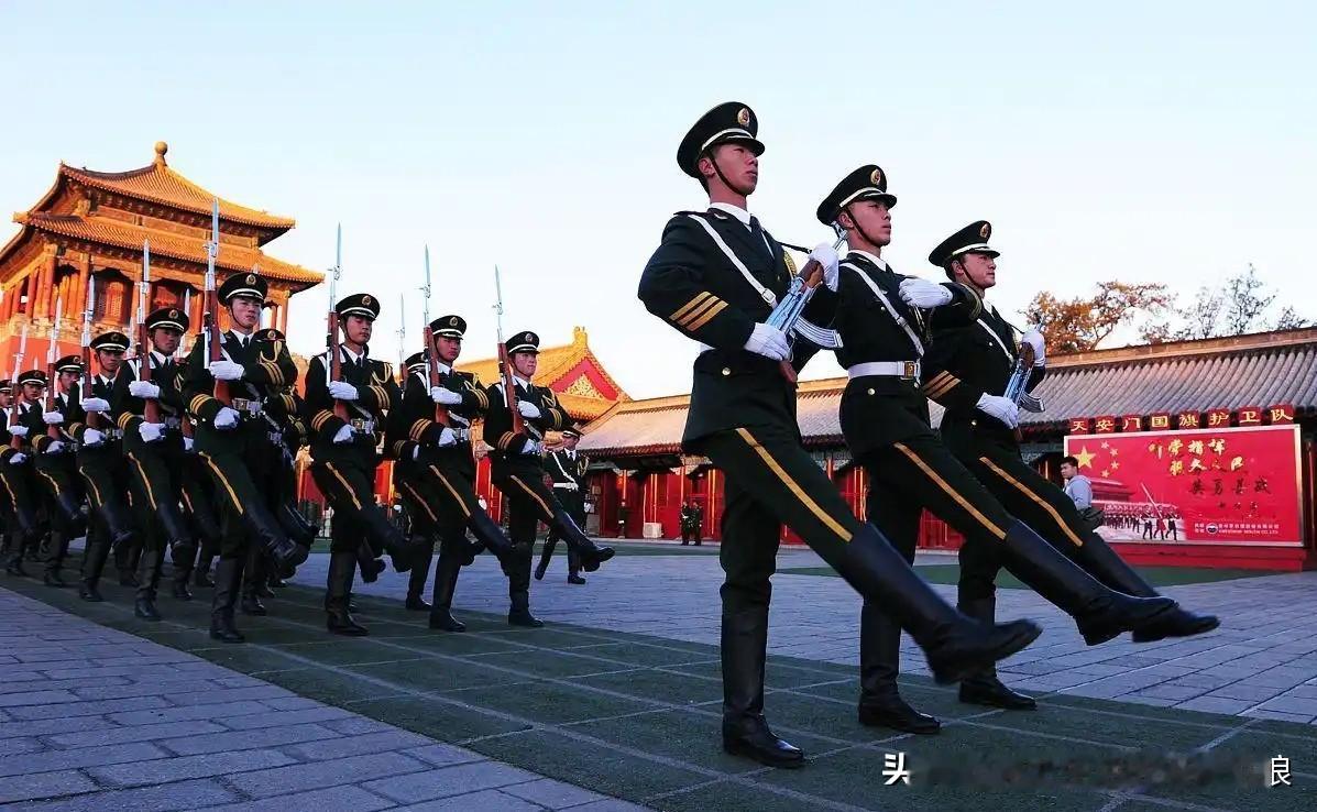 我算是看明白了，为啥特朗普被咱们仪仗队狠狠圈粉。
整齐划一、气场拉满，动作步伐丝