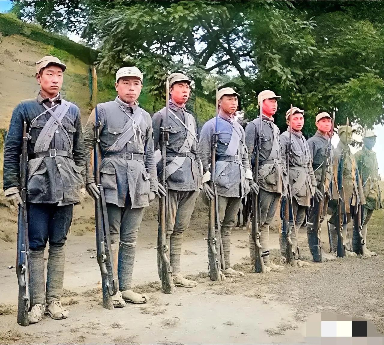 1944年，一支由九名八路军战士，组成的小分队，被命令在树荫下排好队，等待领导的
