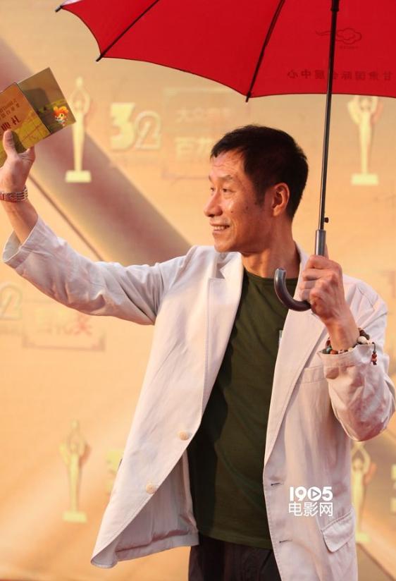 演了四十年戏的国家一级演员刘佩琦，把哥哥去世后留下的16岁侄子刘伟接到北京，一养