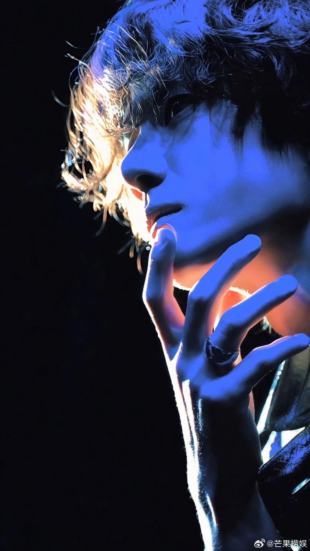 王一博粉丝尊重王一博一切决定乐华官宣续约，全网都在聊，最圈粉的还是摩托姐姐这波态