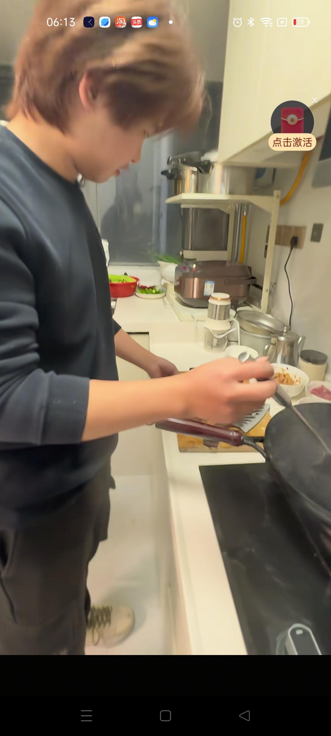 孙卓放假回到深圳，在家里帮着妈妈做饭，这也是他第一次学习做饭，炸带鱼的时候孙卓端