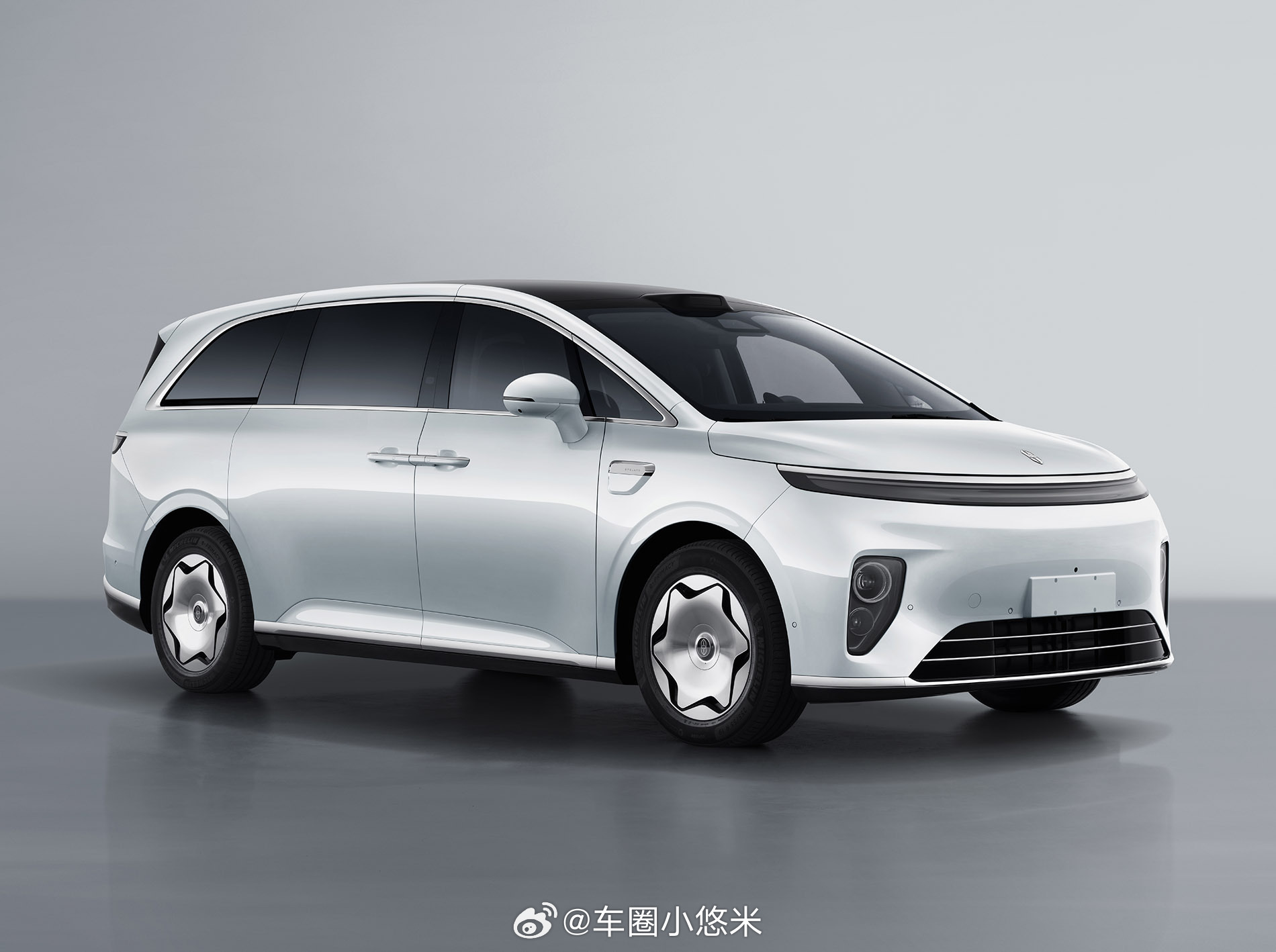 享界V8无伪装实车曝光，“寰宇红”车色+大饼轮毂。中大型MPV，纯电/增程双动力