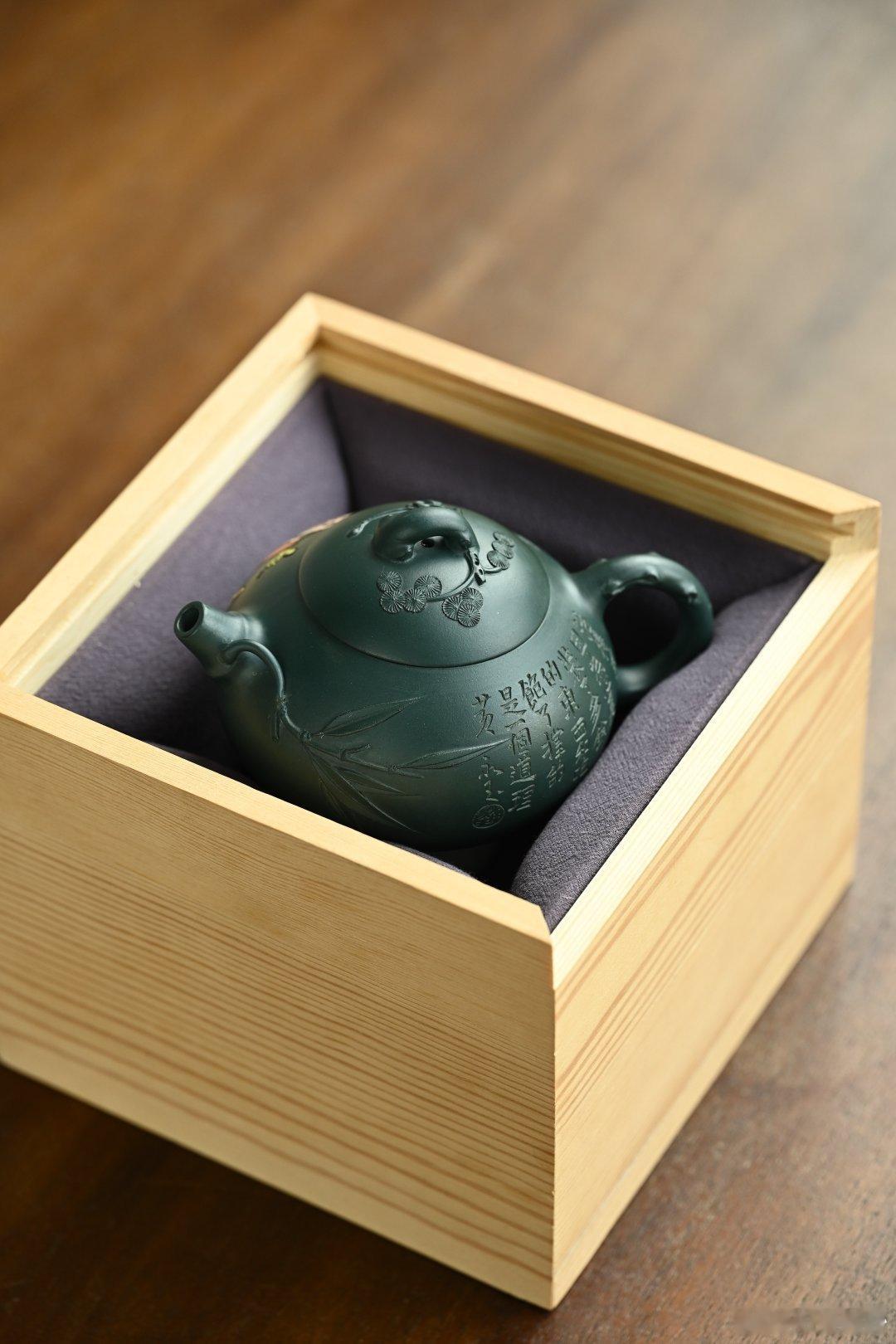喜乐生财·全手工        /容量280cc/一厂墨绿泥壶身圆润饱满，片片竹