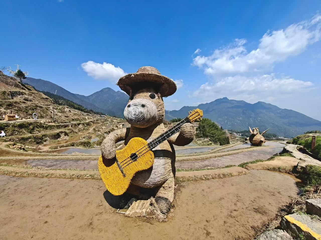 风里都是泥土的清香，连云朵都停下脚步，听它把山野的故事慢慢讲。