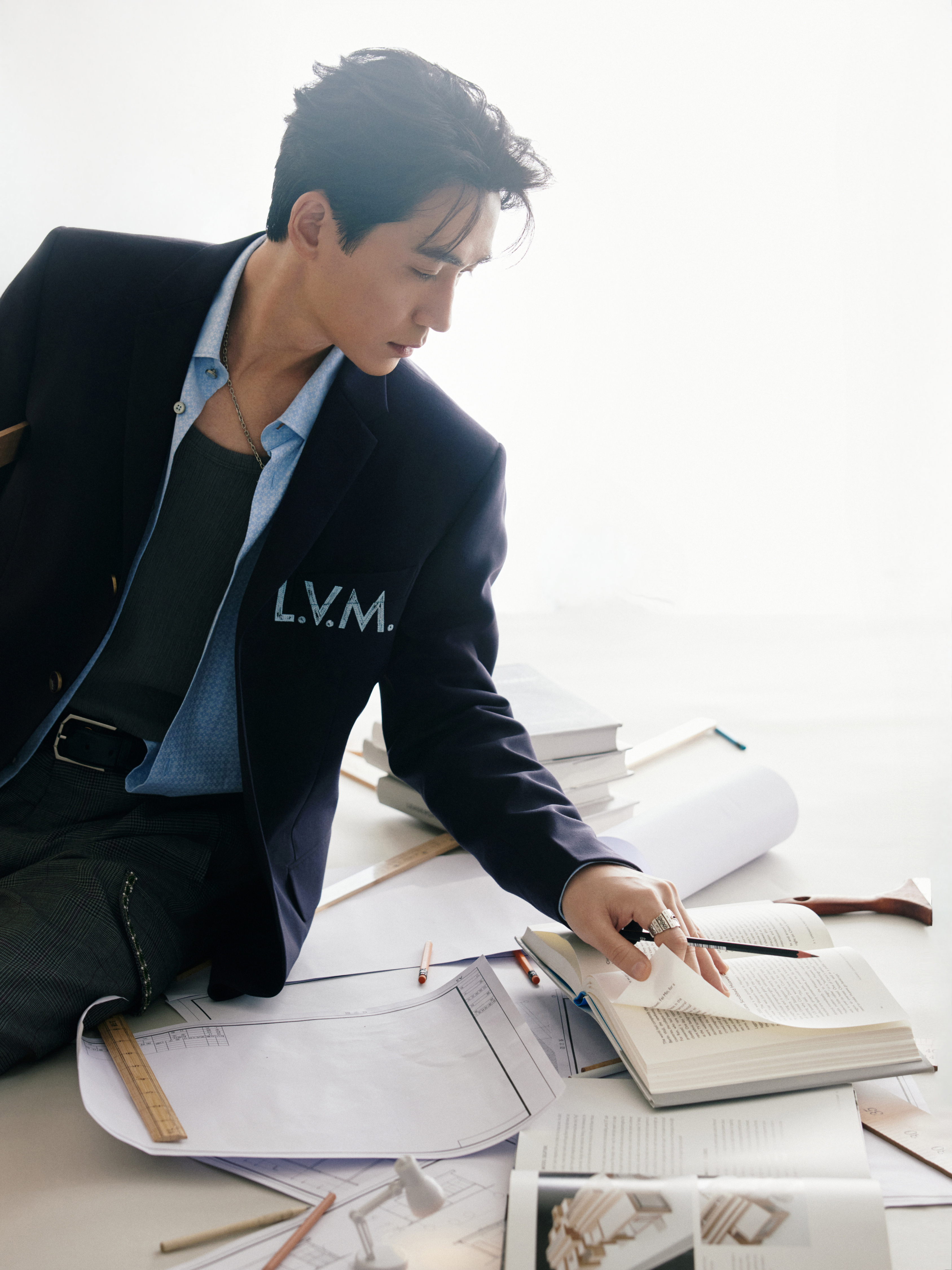 朱一龙 × 今日LV活动造型大片，身穿 Louis Vuitton 26春夏新装