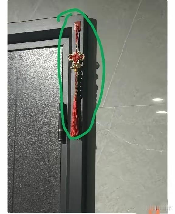 “我就纳闷了，新搬来的邻居在门口挂宝葫芦，葫芦正对着我家，你信你的风俗，不要爱我