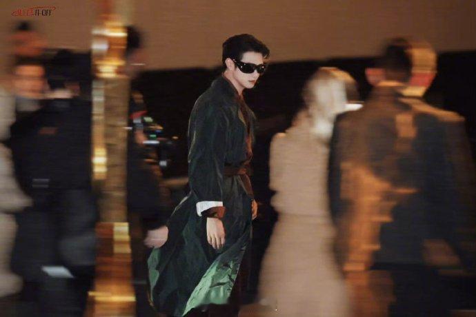 魏大勋官宣出演楚天秋  谁懂这种惊艳！魏大勋官宣楚天秋，金丝眼镜西装，破碎感与气