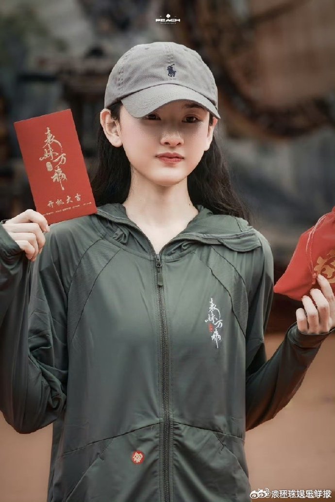 宋祖儿瘦成纸片人了宋祖儿这是瘦成一道闪电了？《表妹万福》开机图里，她跟之前的正常