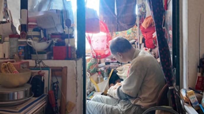 上海60岁 “闭关男” ，不上厕所，屎尿全塞塑料袋！整栋楼臭到窒息，邻居 20 