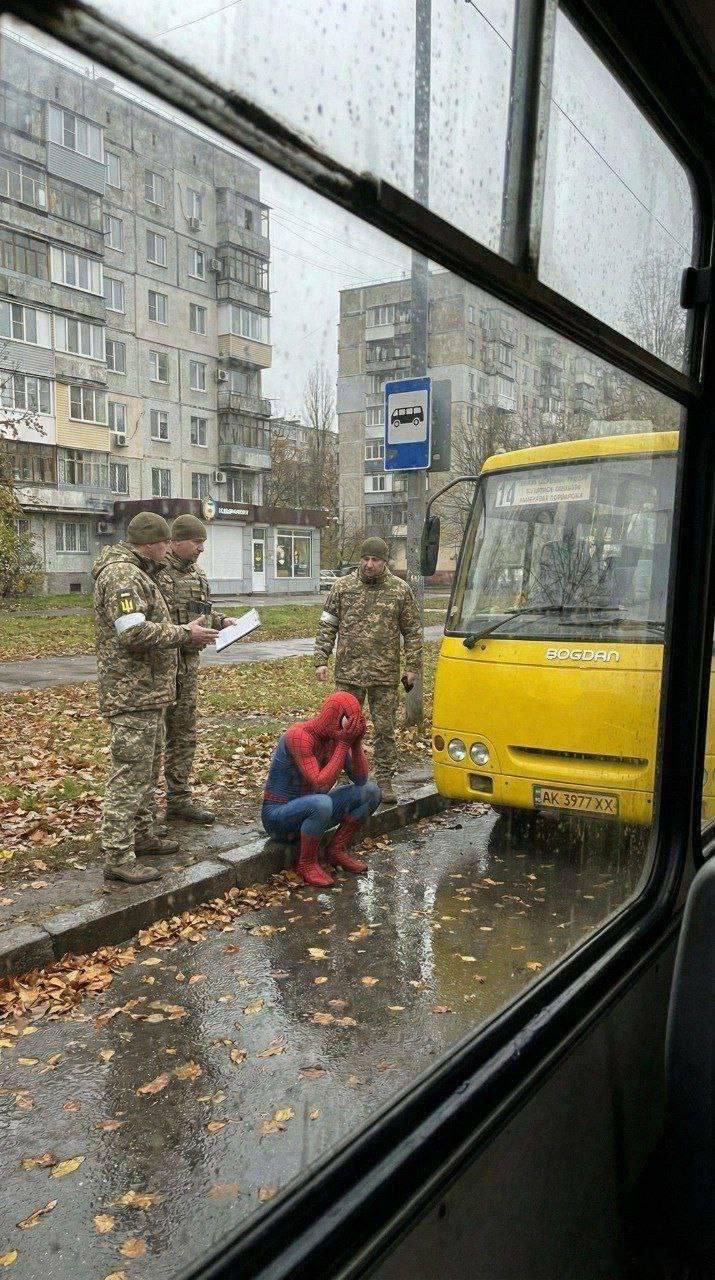 蝙蝠侠到乌克兰都得被抓壮丁。🤣🤣🤣 