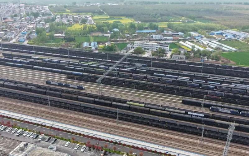 4月10日起，国铁集团郑州局与全国铁路同步实施新的货物列车运行图，主要对跨局货物