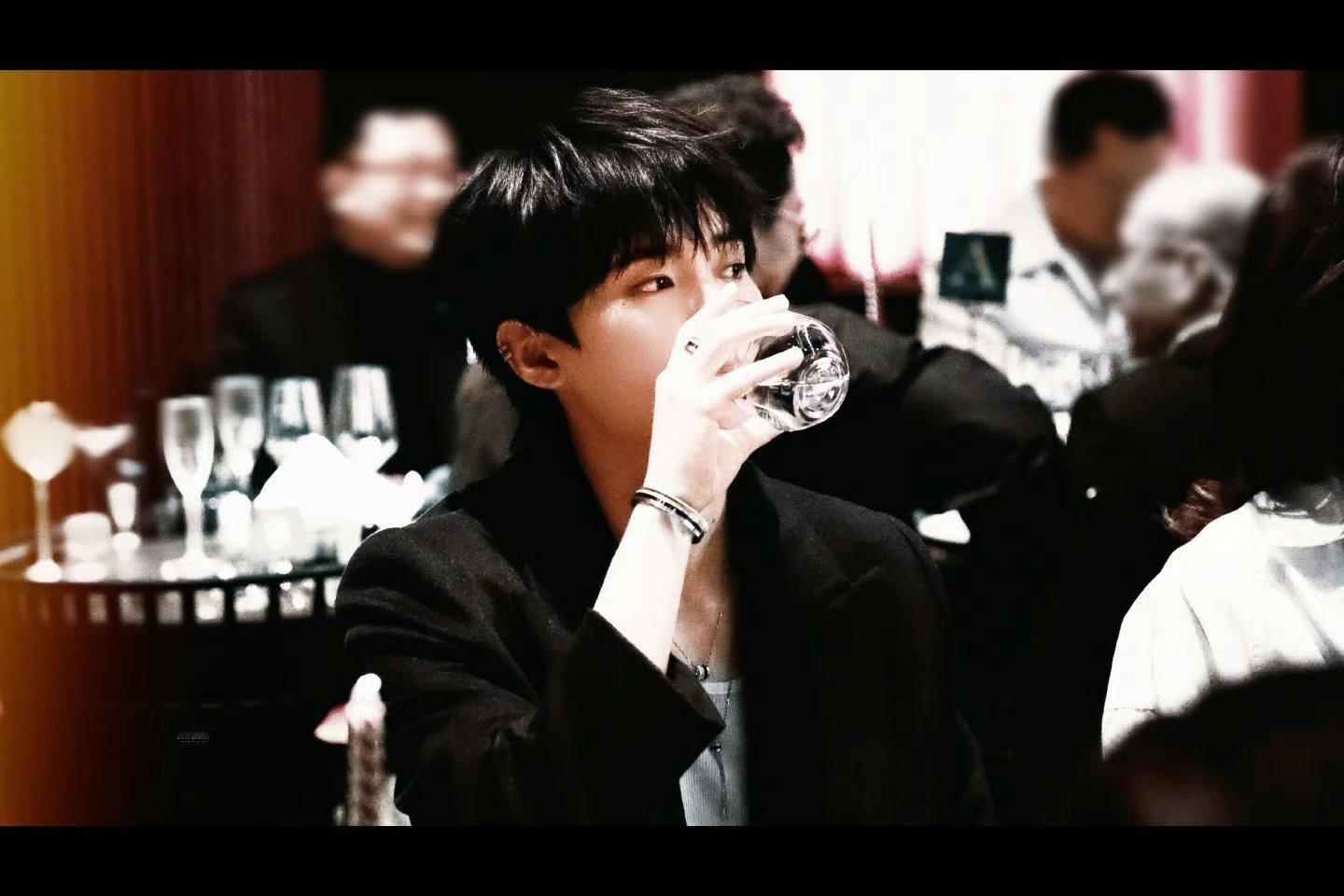 周翊然今晚盛典晚宴内场，完全就是贵公子来的 