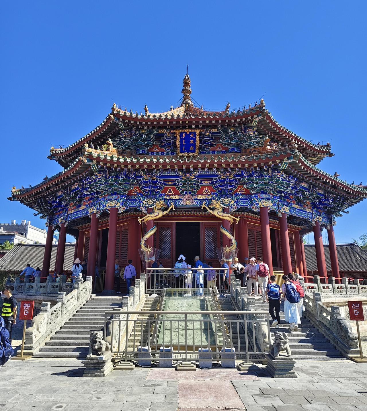 逛过北京故宫，再走进沈阳故宫，真的会被两种截然不同的氛围狠狠惊艳。明明都带着“故