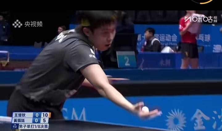 王楚钦赢得轻松[笑哭]，
第一局王楚钦11-5轻轻松松先胜黄镇廷，
这是2025