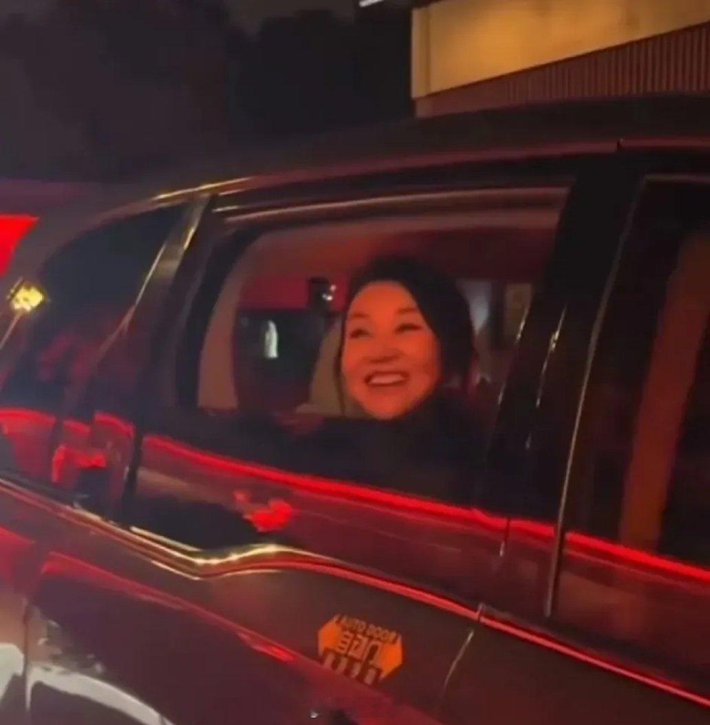 闫妮坐车上被偶遇，刚好停车，她还降下车窗跟大家打招呼，闫妮头发盘了起来，整个人看