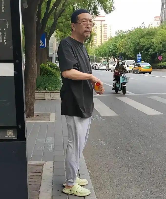 这位大爷属于“戏红人不红”的老戏骨，他就是国家一级演员毕彦君。

这是2024年