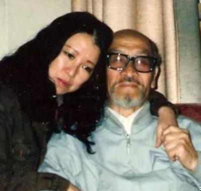 1990年，47岁的三毛要离开乌鲁木齐的时候，死死抱住年近80的王洛宾，哭着说“