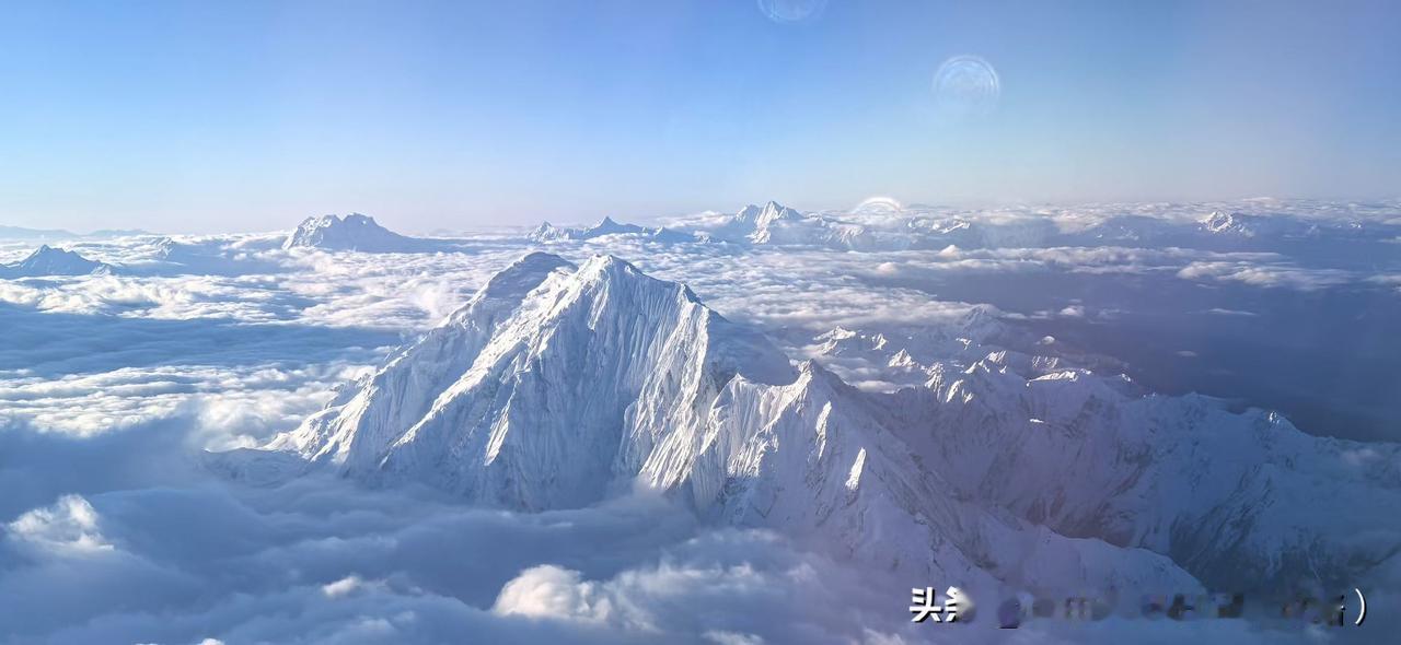 嘎隆拉，横卧在西藏林芝墨脱与波密交界的念青唐古拉南麓，是一座被云雾宠爱的雪山。它