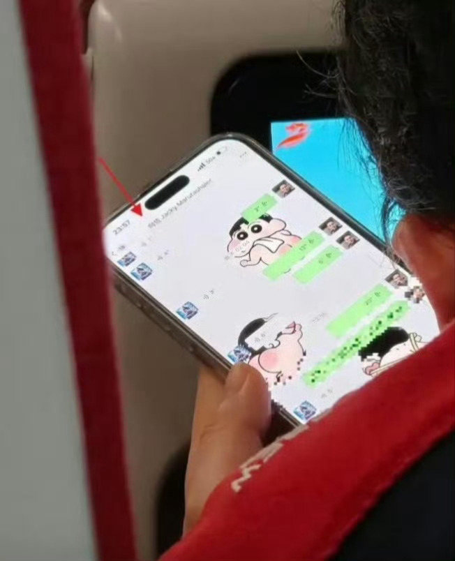 向佐向佑聊天记录一张在经济舱被意外拍下的向佐向佑深夜微信聊天截图，因满屏语音条与