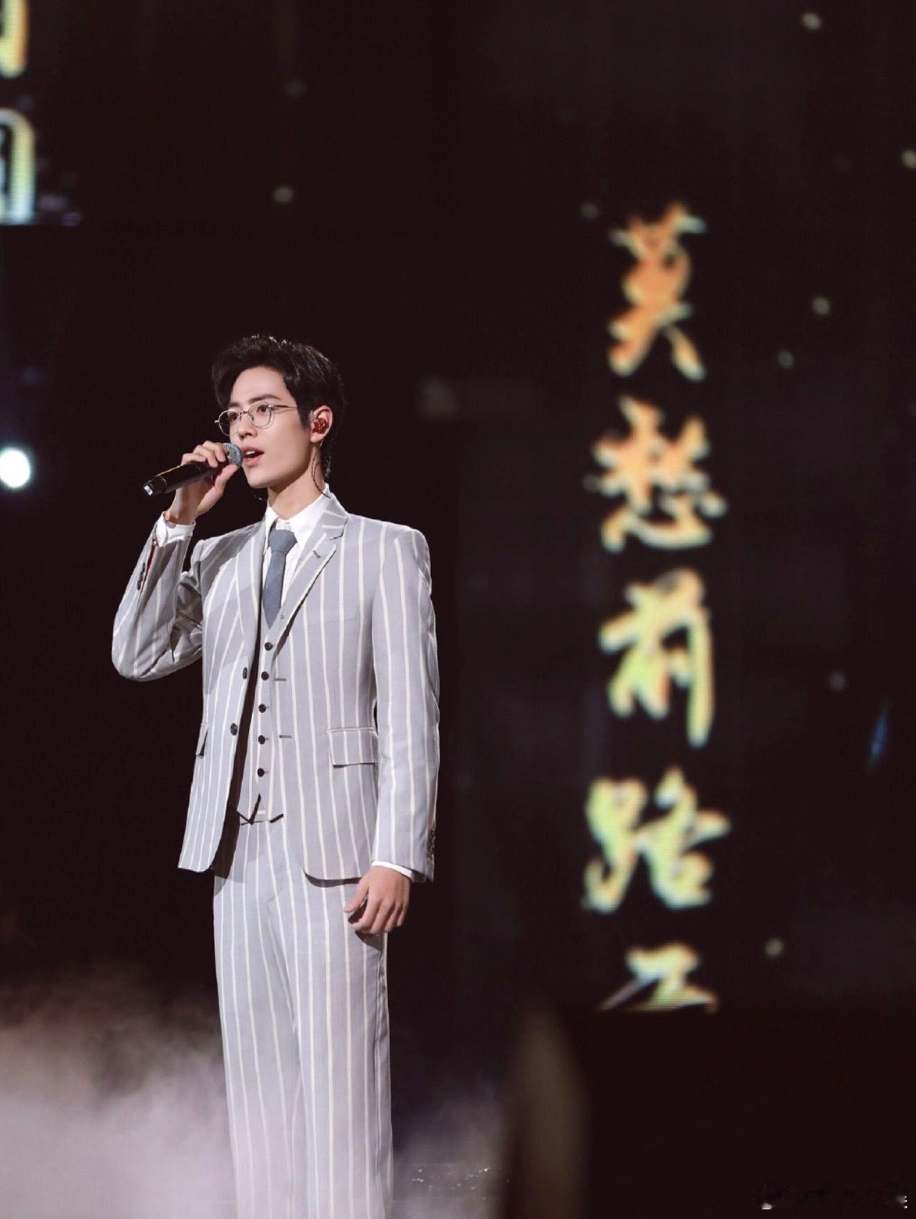 刘卓看那英肖战合唱落泪刘卓完全演我本人😭那英演唱会现场，肖战那英合唱《千年一声