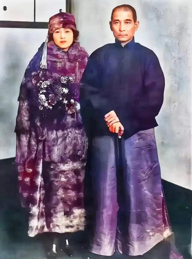 雍容华贵难掩书卷意气，目光坚毅忧我中华前途。
孙先生与夫人宋庆龄一张比较罕见的珍