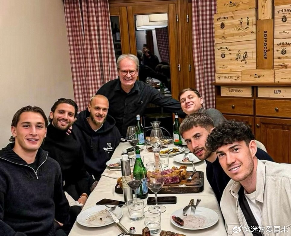 国际米兰与意大利国家队的球员们聚餐合影国际米兰热点现场英格兰1比1乌拉圭