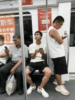 刚才看到一条视频，看了好几遍，太有意思了，这真正的捡了芝麻，丢了西瓜！

视频中