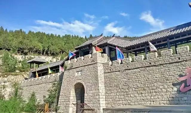 水泊梁山古寨雄关
（山东济宁/吴爱芹）
自古梁山留胜迹，三关六寨韵悠长。
谷深崖