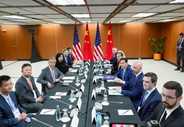近期王毅在菲律宾马尼拉同美国国务卿鲁比奥举行会面，两国敲定依托外交渠道维系交流，