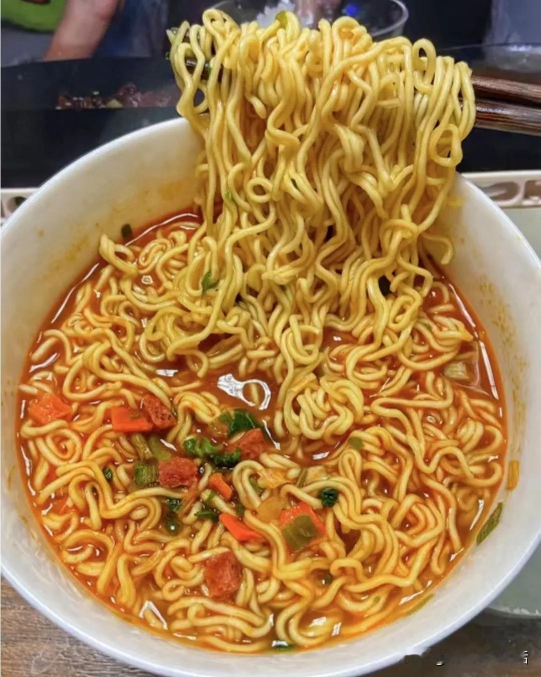 你多久没吃方便面了？方便面快成夕阳产业，据说一年少卖20亿！正在消失的中国方便面