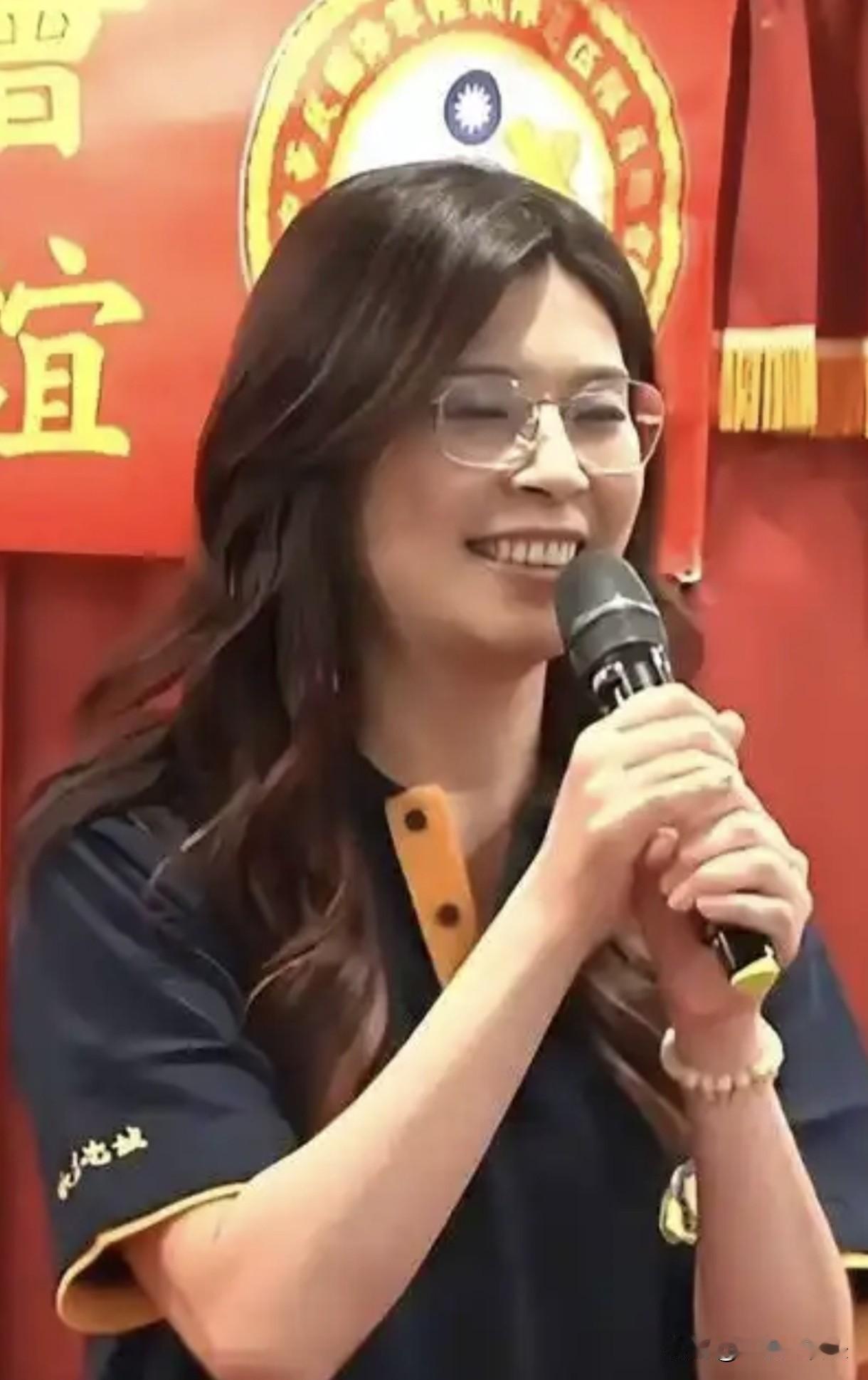 《国民党主席郑丽文简介》
郑丽文
身高：178㎝
民族：彝族
生于1969年11